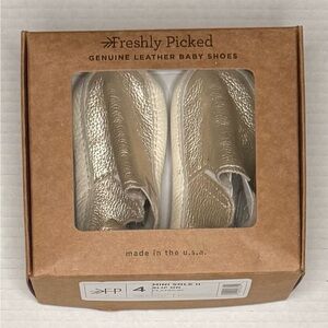Freshly Picked Platinum Mini Sole Slip On, Hard Sole - Size 4 (Brand New in Box)